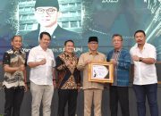 Menteri Desa Terima Pena Emas 2025 dari Forum Pimred